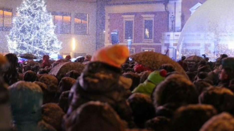 Prie įžiebtos Kalėdų eglės kviečia užsukti atidarytas šilumos namelis