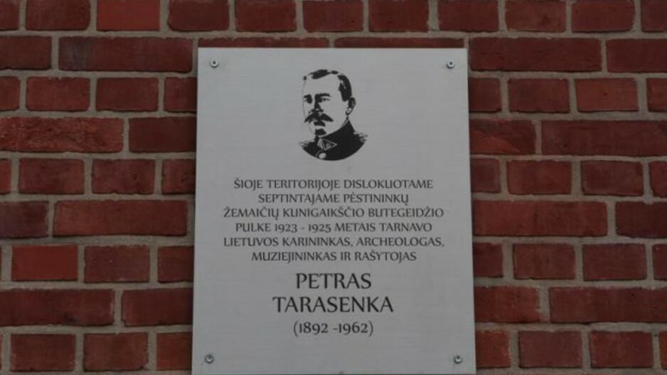 Ant KU pastato atidengta atminimo lenta Petrui Tarasenkai