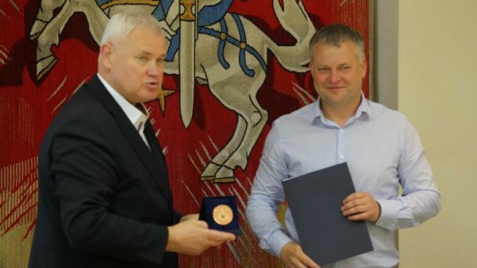 Meras pasveikino Lietuvos rankinio lygos čempionus