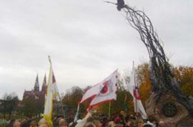 Švėkšnoje pašventintas paminklas Tautos aukoms 