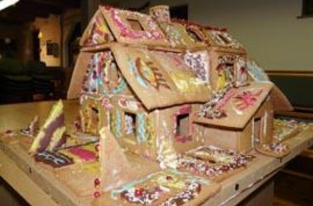 Preiloje pastatytas kalėdinis meduolių namas