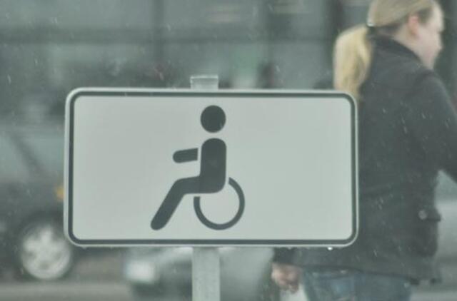 Neįgaliesiems skirtos automobilių stovėjimo vietos - tik judėjimo negalią turintiesiems