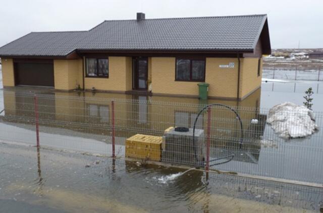 Slengiškiams kelią į namus užkirto potvynis
