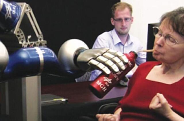 Paralyžiuoti žmonės mintimis gali kontroliuoti robotą-ranką