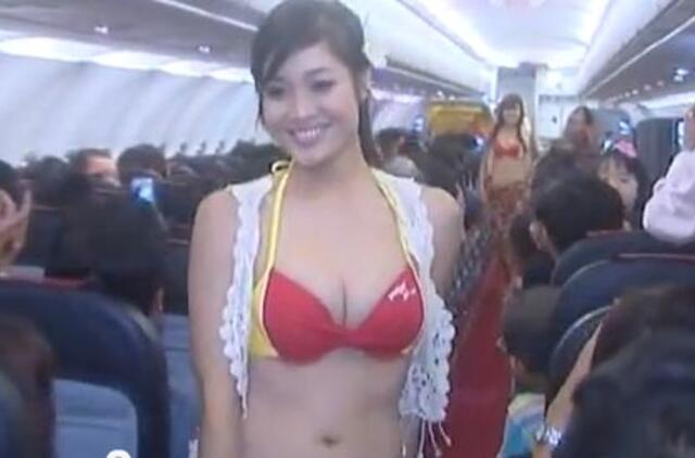 Vietnamo oro linijas nubaudė už reklaminį "bikinių šou" skrydžio metu (video)