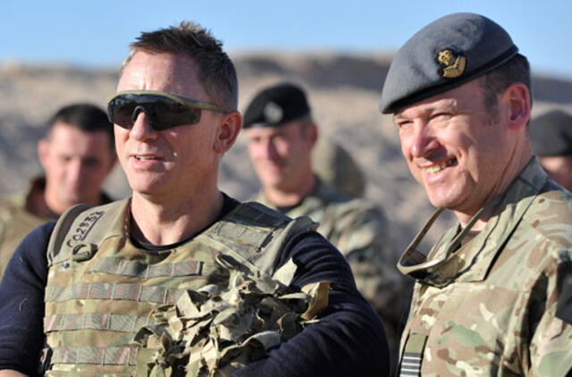 Britų karius Afganistane aplankė Džeimsas Bondas