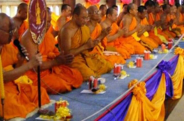 Šri Lanka sunerimo dėl nutukusių vienuolių