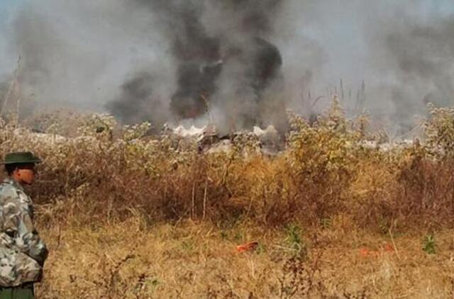 Du žmonės žuvo keleiviniam lėktuvui nusileidus ryžių lauke Mianmare