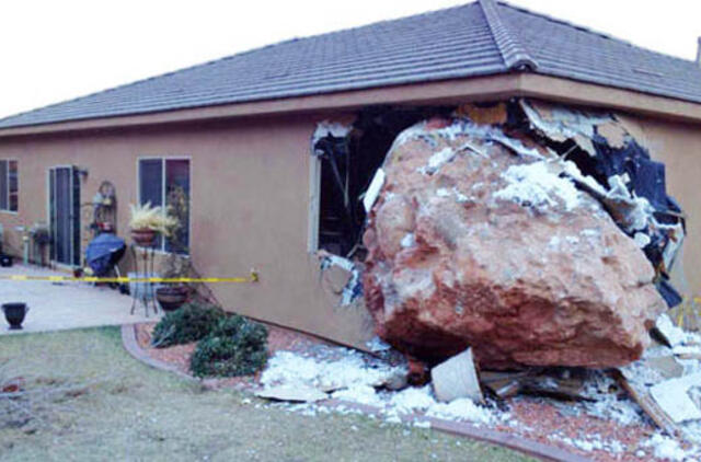 Riedantis akmuo vidurnaktį įlėkė į gyvenamojo namo miegamąjį