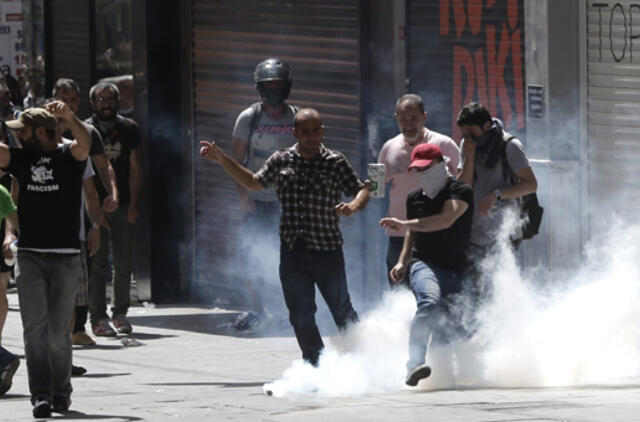 Turkijoje policija prieš protestuotojus panaudojo ašarines dujas