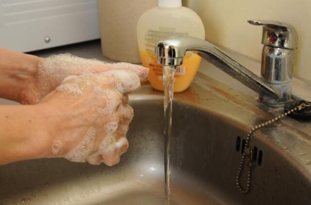 Apie rankų plovimą: ant telefonų – 300 kartų daugiau mikrobų nei tualete