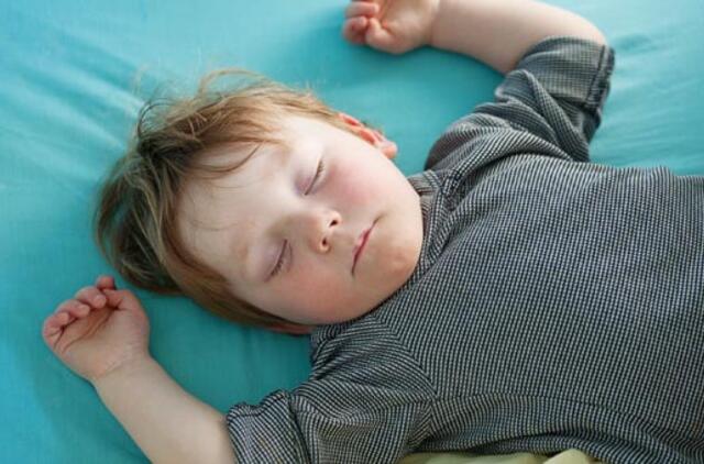 Kodėl vaikai per miegus griežia dantimis