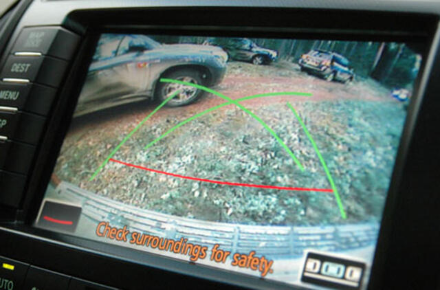 Vaizdo kameros braunasi (ir brukamos) į automobilius