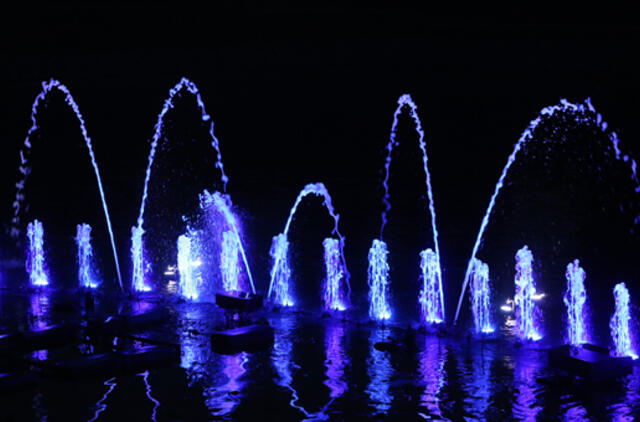 Naktimis - įspūdingas šokančių fontanų šou