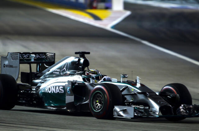 Komandos draugo nesėkme pasinaudojęs Luisas Hamiltonastapo "Formulės-1" čempionato lyderiu