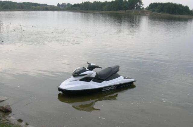 Sulaikytas vandens motociklu ežere plaukiojęs šilutiškis