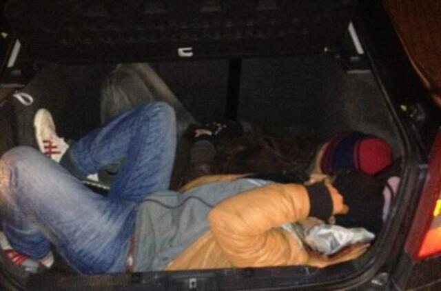 Kirgizas bagažinėje vežė du susirietusius vietnamiečius, ant galinės sėdynės sėdėjo dar trys