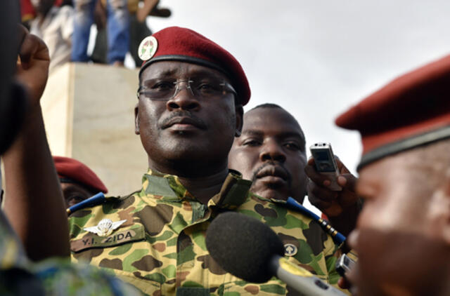 Pulkininkas leitenantas Izaokas Zida perima valdžią Burkina Fase