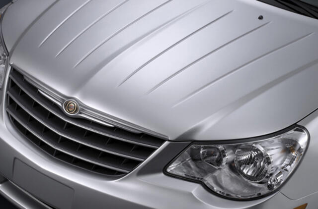 Buvęs "Chrysler" padalinys dėl sankabos defektų atšaukia beveik 67 tūkst. automobilių