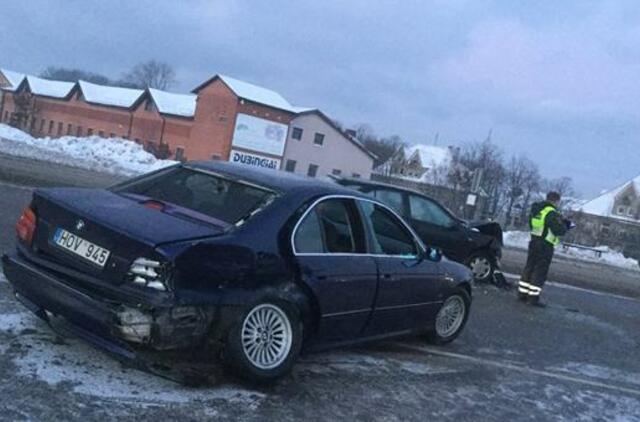 Mokyklos gatvėje girtas BMW vairuotojas sukėlė avariją