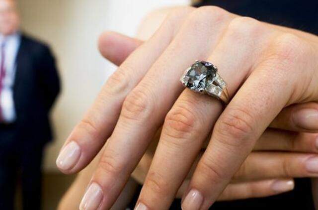 Aukcione bus parduodamas milijonais vertinamas aktorės Širli Templ deimantinis žiedas