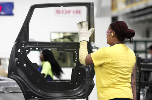 "Fiat Chrysler" pelnas viršijo prognozes, bet įmonės skola auga