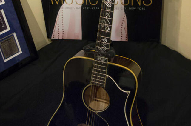 Niujorko aukcione parduota Elvio Preslio gitara ir Džono Lenono ranka rašyti dainos žodžiai
