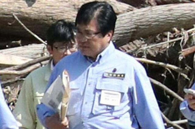 Japonijos pareigūnas kritikuojamas dėl to, kad buvo perneštas per balą