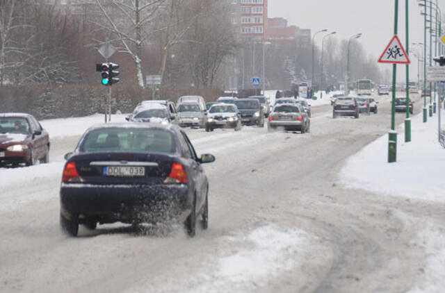 Vakarų ir Šiaurės Lietuvoje keliai padengti sniegu