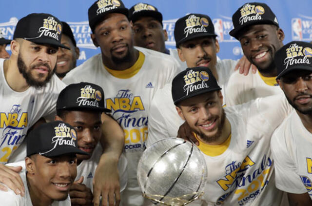 „Warriors“ tiesiausiu keliu įžengė į NBA finalą
