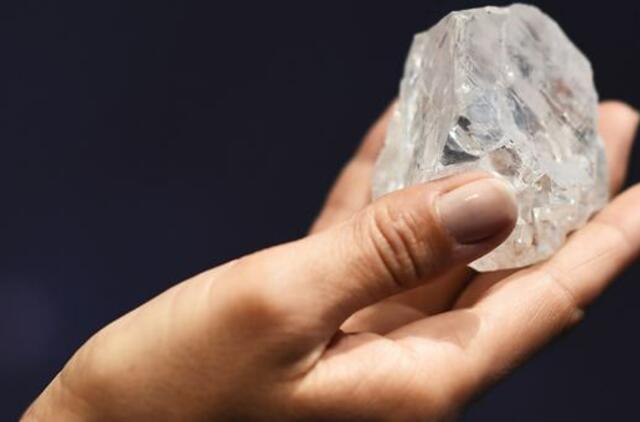 Didžiausias pasaulyje nešlifuotas deimantas parduotas už 53 mln. dolerių