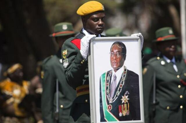 Zimbabvės kariuomenė užplūdo šalies sostinės gatves, tačiau neigia, kad tai - perversmas