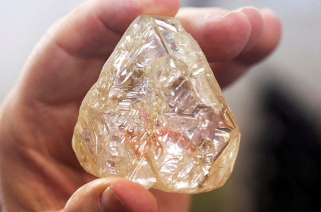 Niujorke už 6,5 mln. dolerių parduotas „taikos deimantas“