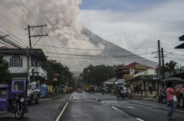 Aktyviausiam Filipinų ugnikalniui išspjovus didžiulį pelenų debesį, regione pakeltas pavojaus lygis