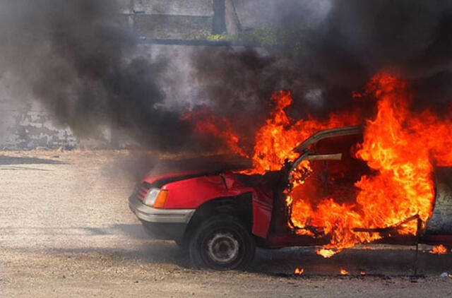 Dešimt automobilius deginusių marijampoliečių nuteisti už teroro aktą