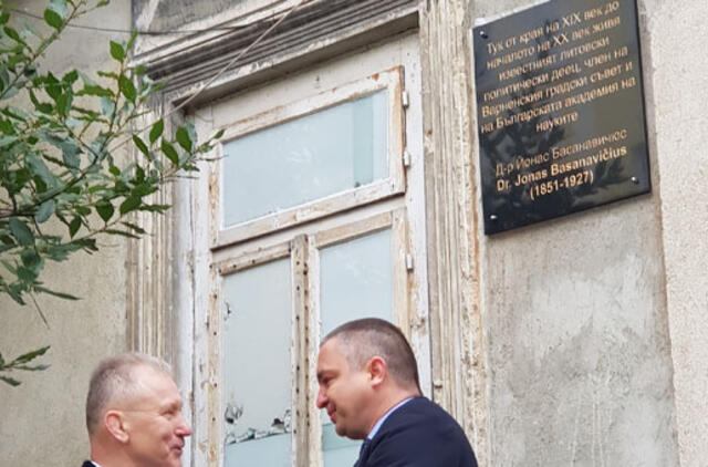 Varnoje atidengta paminklinė atminimo lenta dr. Jonui Basanavičiui
