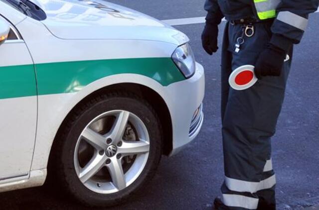 Baltarusijos ambasados darbuotojo vairuojamas automobilis kliudė kieme stovinčią mašiną