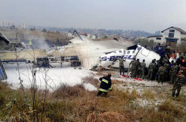 Nepalo sostinės Katmandu oro uoste sudužo lėktuvas, žuvo mažiausiai 38 žmonės