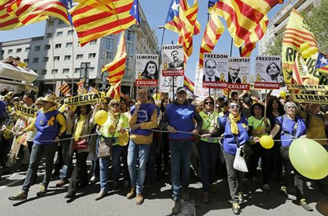 Dešimtys tūkstančių katalonų reikalavo paleisti kalinamus politikus