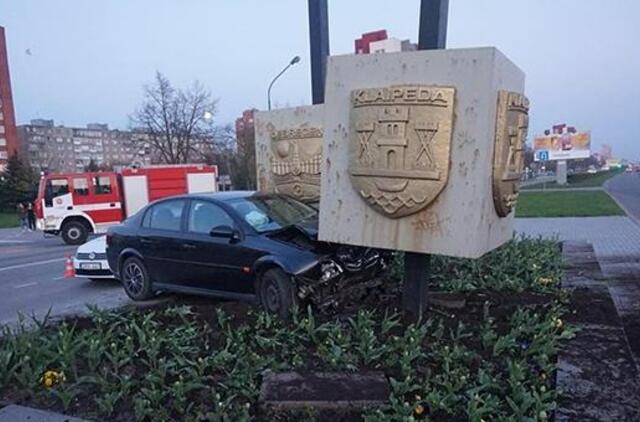 „Opel” įvažiavo į monumentą