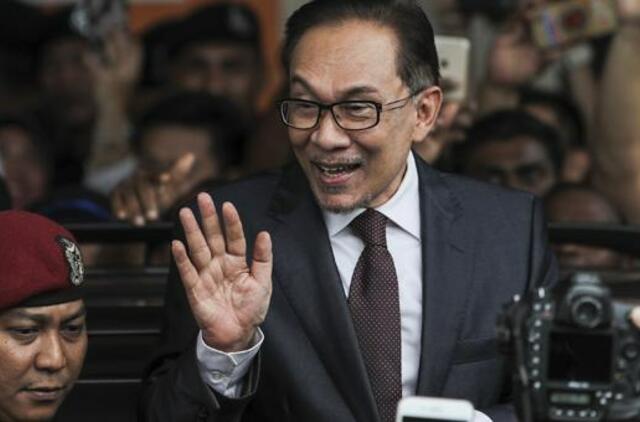 Malaizijos opozicijos politikas Anwaras Ibrahimas išėjo į laisvę