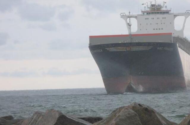 Laivas milžinas į Klaipėdos uostą įplaukė sėkmingai