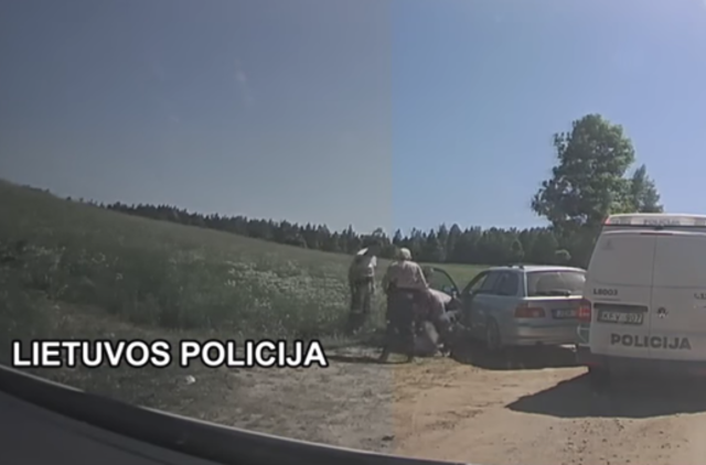 Sprukdamas BMW vairuotojas kliudė policininką