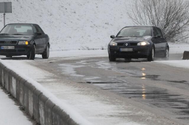 Keliuose eismo sąlygos sudėtingos dėl sniego