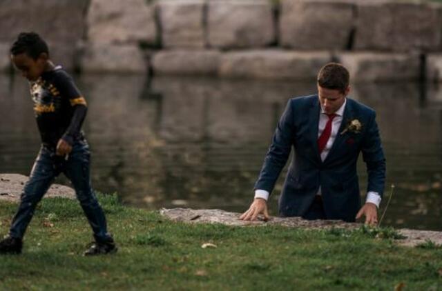 Per vestuvių fotosesiją jaunikis išgelbėjo skęstantį vaiką