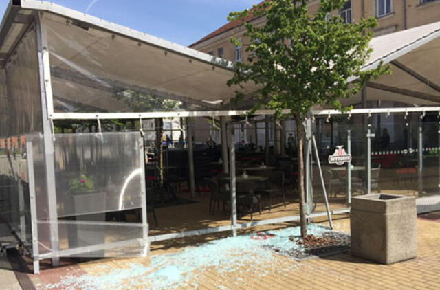 Bulvaras: Lauko kavinės klientai nerado durų