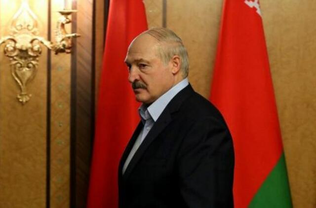 A. Lukašenka koronaviruso prevencijai siūlo baltarusiams sėsti prie traktoriaus vairo