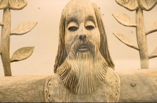 „Saulė sodą sodino...“ apie medžio skulptūrų parodą Rumšiškėse