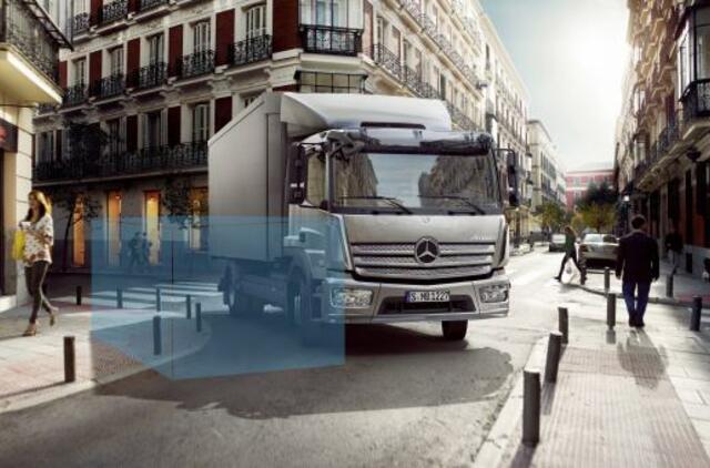 „Sideguard Assist“ pradėta montuoti į daugelį „Mercedes-Benz“ sunkvežimių