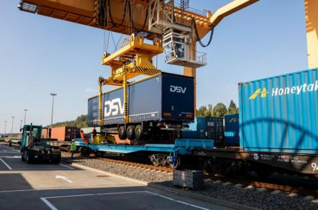 Pagrindinėje šalies automagistralėje mažės vilkikų: „LTG Cargo“ traukiniu iš Klaipėdos į Vilnių pervežė pirmąją puspriekabę